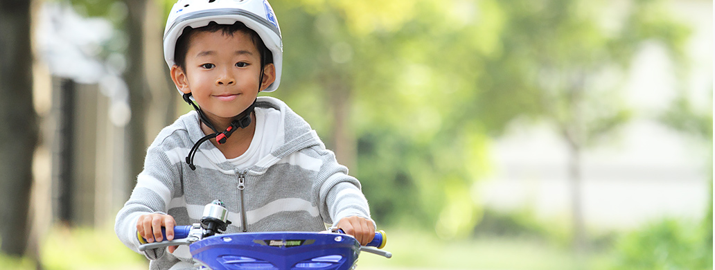 自転車に乗る男の子